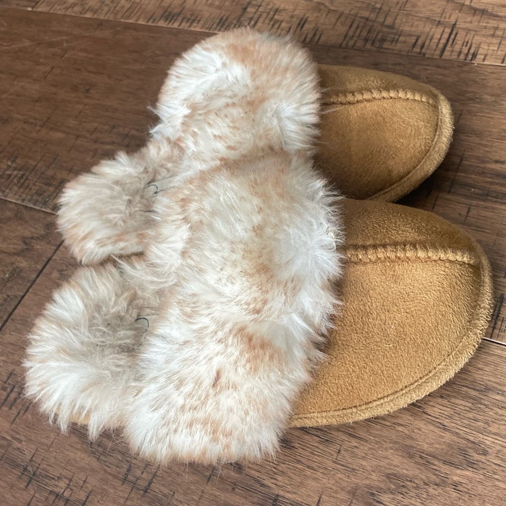 Jessica Simpson Girls size 10/11 Suede and furry house shoes